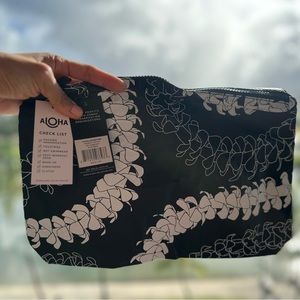 BNWT ALOHA Collection Mid Pouch in Puakenikeni white/black